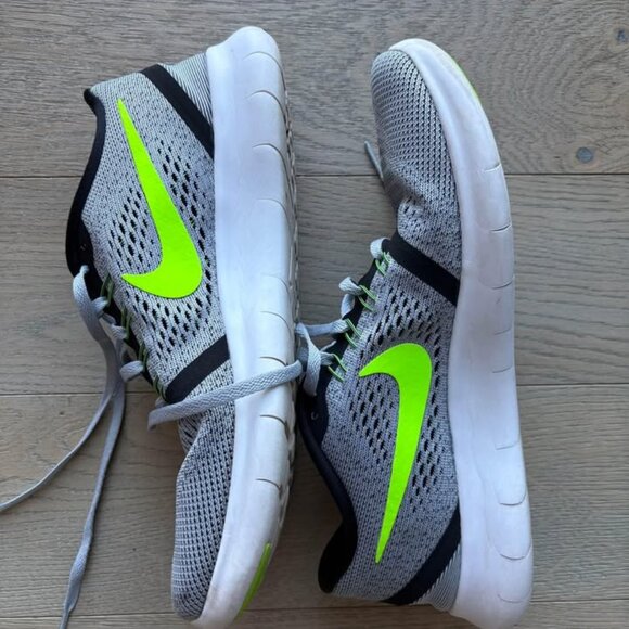 NIKE Men's Grey and Green Free Run Shoes (Size US 8M) - Picture 2 of 5